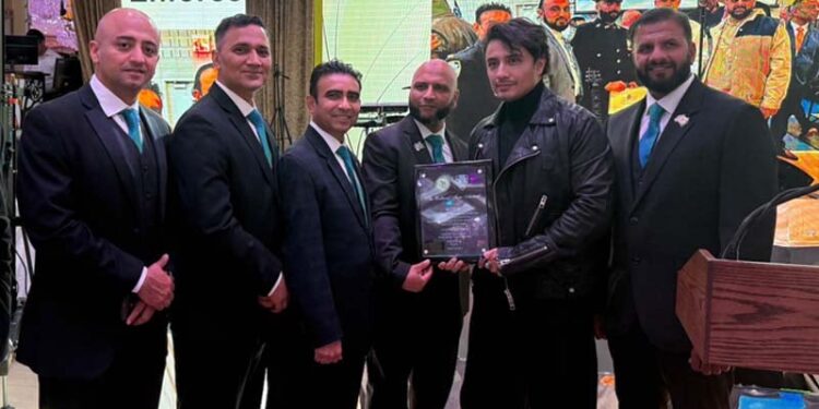 علی ظفر کو پاکستانی امریکن لاء انفورسمنٹ سوسائٹی نے "کلچرل آئیکون ایوارڈ” سے نواز دیا