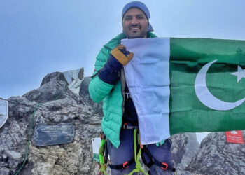 پاکستانی کوہ پیما اسد علی کا تاریخی کارنامہ، ساتوں براعظموں کی بلند ترین چوٹیاں سر کرلیں