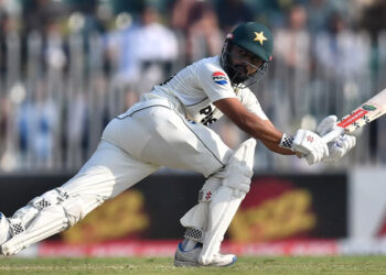 پنڈی ٹیسٹ کا دوسرا روز: پاکستانی ٹیم پہلی اننگز میں 333 رنز پر آؤٹ، مہاراج کی 7 وکٹیں