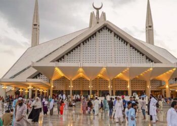 اسلام آباد ہائی کورٹ نے فیصل مسجد میں نامناسب لباس میں داخلے اور ویڈیوز بنانے پر پابندی کی درخواست پر نوٹسز جاری کر دیے