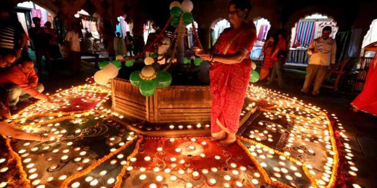 پاکستان سمیت دنیا بھر میں ہندو برادری آج دیوالی کا تہوار منا رہی ہے