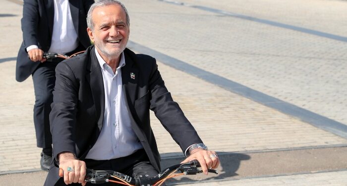 ایرانی صدر کی اصفہان میں سائیکل کی سواری، ویڈیو وائرل