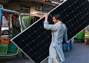 حکومت اور آئی ایم ایف کا سولر پینلز اور انٹرنیٹ پر ٹیکس کی شرح بڑھانے پر غور