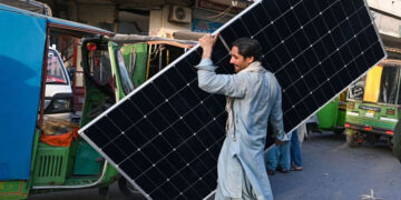 حکومت اور آئی ایم ایف کا سولر پینلز اور انٹرنیٹ پر ٹیکس کی شرح بڑھانے پر غور