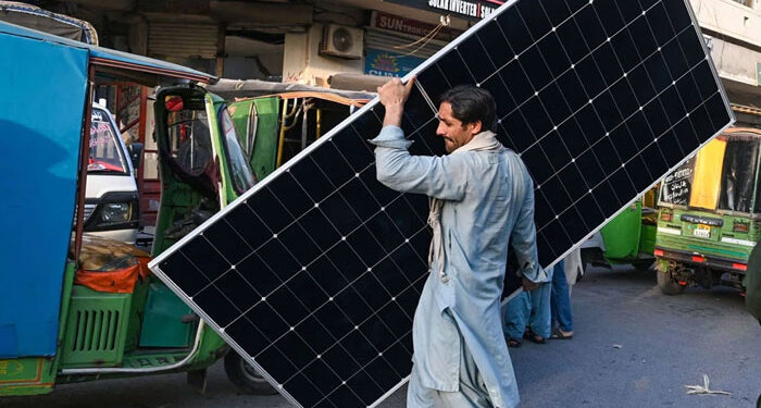 حکومت اور آئی ایم ایف کا سولر پینلز اور انٹرنیٹ پر ٹیکس کی شرح بڑھانے پر غور