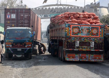 پاکستان سے تنازع پر افغان تاجر پریشان، ٹرکوں پر لدے سبزیاں اور پھل خراب ہونے لگے