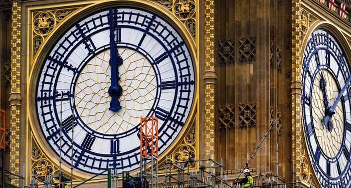 لندن میں آج شب گھڑیاں ایک گھنٹہ پیچھے کیوں کردی جائیں گی؟