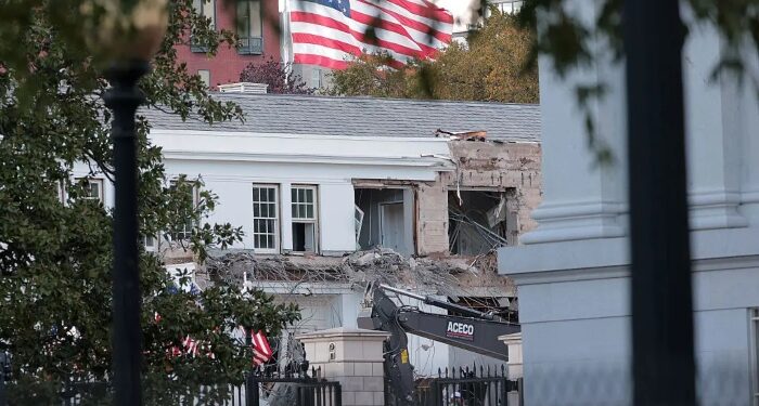 صدر ٹرمپ نے وائٹ ہاؤس کا ایک حصہ کیوں گرایا؟