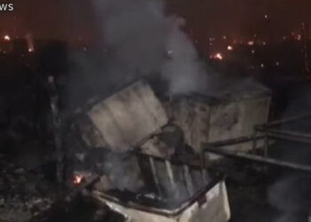 کراچی: گلستان جوہر میں آگ لگنے سے درجنوں جھونپڑیاں اور کئی موٹرسائیکلیں جل گئیں