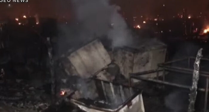 کراچی: گلستان جوہر میں آگ لگنے سے درجنوں جھونپڑیاں اور کئی موٹرسائیکلیں جل گئیں