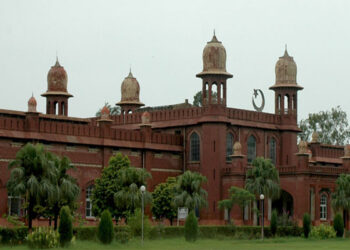 بورے والا: طالبہ سے مبینہ ہراسانی پر پروفیسر معطل، یونیورسٹی میں داخلہ بند