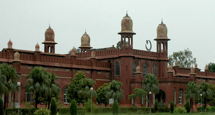 بورے والا: طالبہ سے مبینہ ہراسانی پر پروفیسر معطل، یونیورسٹی میں داخلہ بند