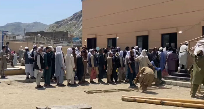 طورخم سرحد غیرقانونی افغان شہریوں کی بے دخلی کیلئے 20 روز بعد کھول دی گئی