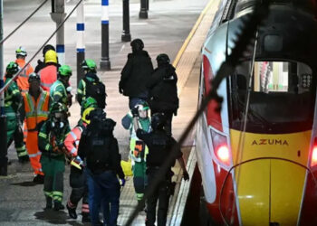 برطانیہ : ٹرین میں چاقو کے حملے میں 10 افراد زخمی، 2 مشتبہ افراد گرفتار