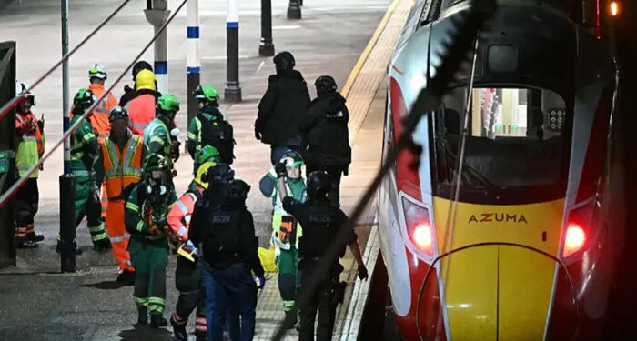 برطانیہ : ٹرین میں چاقو کے حملے میں 10 افراد زخمی، 2 مشتبہ افراد گرفتار
