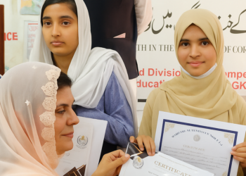 لیہ کے گورنمنٹ گرلز ایم سی ہائی سکول کی طالبہ زینب فاطمہ نے تقریری مقابلے میں ڈویژن سطح پر پہلی پوزیشن حاصل کر لی