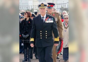 برطانیہ میں نامعلوم شخص جعلی ایڈمرل بن کر تقریب میں پہنچ گیا، فوجیوں کی یادگار پر پھول بھی چڑھائے