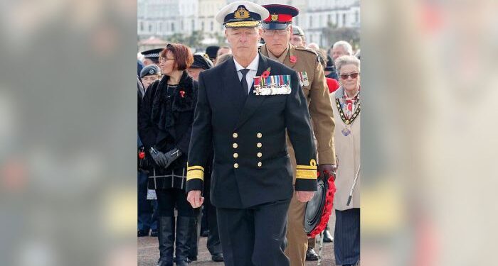 برطانیہ میں نامعلوم شخص جعلی ایڈمرل بن کر تقریب میں پہنچ گیا، فوجیوں کی یادگار پر پھول بھی چڑھائے