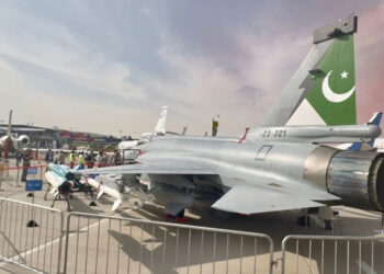 دبئی ائیر شو میں JF17تھنڈر کی دھوم، پاکستانی اور اماراتی طیاروں کی مشترکہ پرواز نے شرکا کے دل جیت لیے