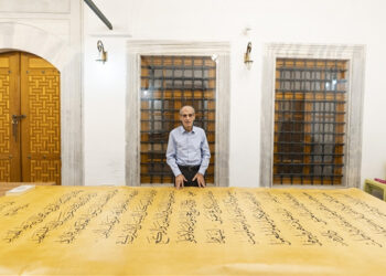 ترکی میں دنیا کا سب سے بڑا ہاتھ سے لکھا ہوا قرآنِ پاک مکمل — ایمان، فن اور صبر کا عظیم مظہر