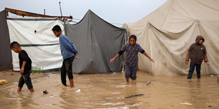 غزہ میں بارش سے فلسطینیوں کی مشکلات میں مزید اضافہ، پانی خیموں اور اسپتالوں میں داخل