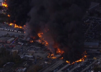 امریکی ریاست کینٹکی میں کارگو طیارہ گر کر تباہ، 7 افراد ہلاک، متعدد عمارتوں میں آگ بھڑک اٹھی