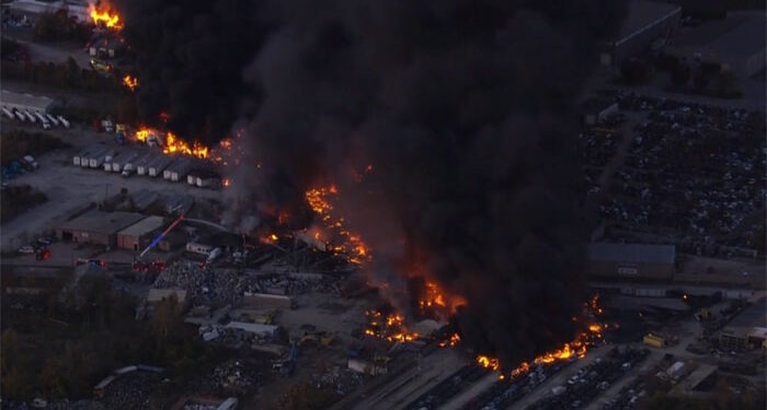 امریکی ریاست کینٹکی میں کارگو طیارہ گر کر تباہ، 7 افراد ہلاک، متعدد عمارتوں میں آگ بھڑک اٹھی