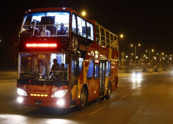 سندھ حکومت کا کراچی میں آئندہ ہفتے سے ڈبل ڈیکر اور نئی ای وی بسیں چلانے کا فیصلہ