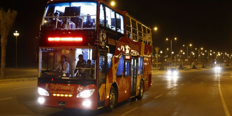 سندھ حکومت کا کراچی میں آئندہ ہفتے سے ڈبل ڈیکر اور نئی ای وی بسیں چلانے کا فیصلہ