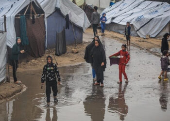 اسرائیل نے امدادی سامان کی غزہ آمد پھر روک دی، سردی میں فلسطینی گیلے خیموں میں رہنے پر مجبور