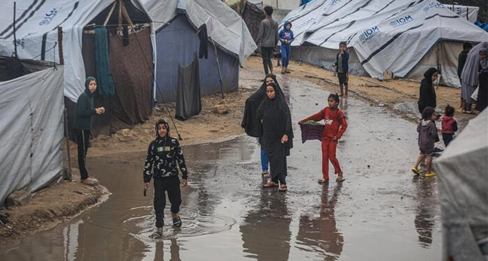 اسرائیل نے امدادی سامان کی غزہ آمد پھر روک دی، سردی میں فلسطینی گیلے خیموں میں رہنے پر مجبور