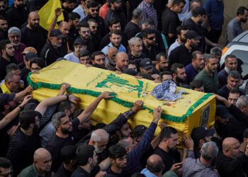 اسرائیلی حملے میں شہید حزب اللہ کے اعلیٰ کمانڈر کی نماز جنازہ ادا، ہزاروں افراد کی شرکت