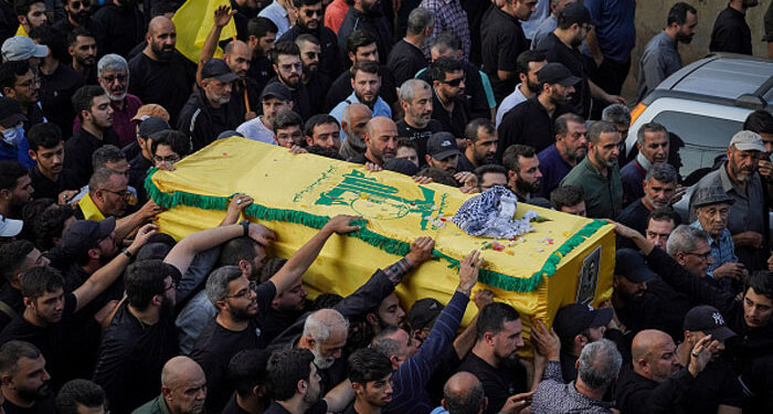 اسرائیلی حملے میں شہید حزب اللہ کے اعلیٰ کمانڈر کی نماز جنازہ ادا، ہزاروں افراد کی شرکت