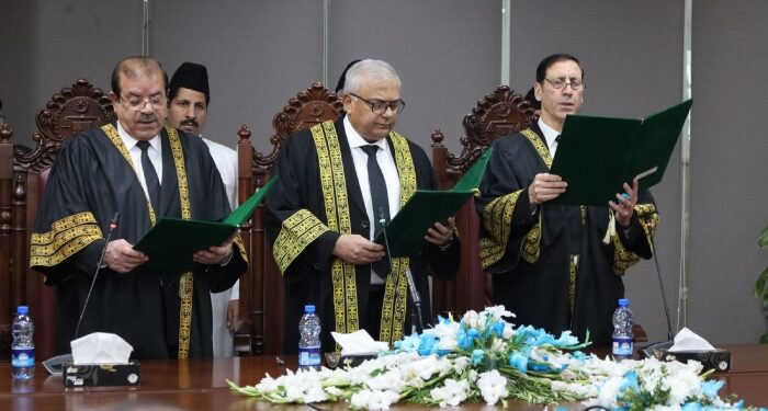 وفاقی آئینی عدالت کے مزید 2 ججز نے حلف اٹھالیا، ججز کی تعداد 7 ہوگئی
