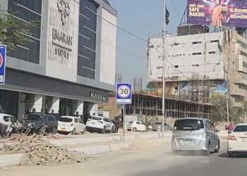 کراچی: شارع فیصل پر گاڑیوں کی حد رفتار مقرر، سائن بورڈ لگا دیے گئے