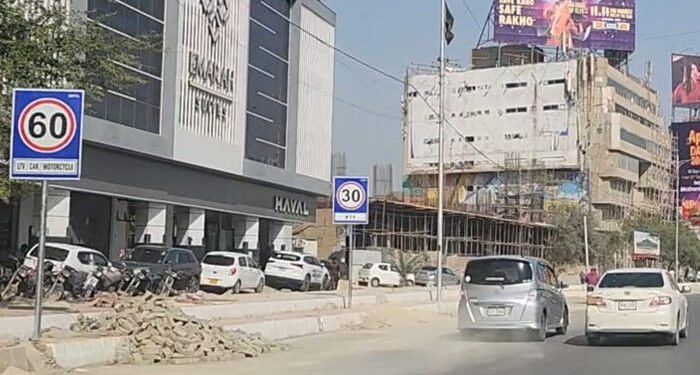 کراچی: شارع فیصل پر گاڑیوں کی حد رفتار مقرر، سائن بورڈ لگا دیے گئے
