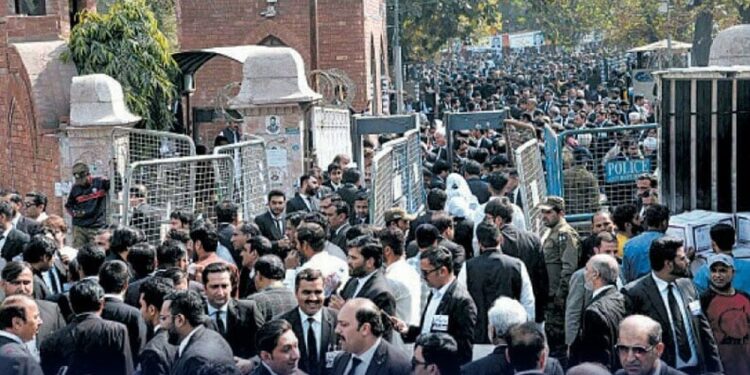 پنجاب بار کونسل کا انتخابات میں پولنگ جاری،صوبے بھر سے 331 امیدوار مدمقابل