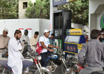 پیٹرول پرلیوی میں ایک روپے 60 پیسےفی لیٹرکا اضافہ