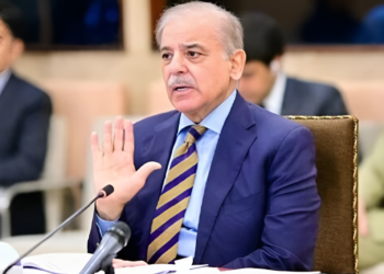 پوری قوم دہشتگردی کیخلاف جنگ میں اپنی افواج کیساتھ کھڑی ہے: وزیراعظم