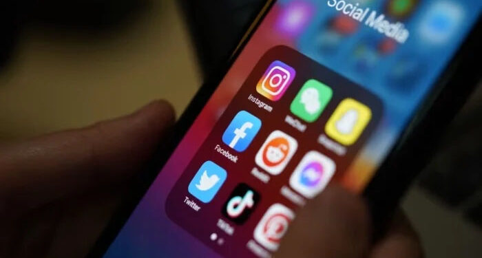 وہ ملک جہاں سوشل میڈیا پر مشورے دینے سے قبل متعلقہ شعبے میں تعلیمی قابلیت ثابت کرنا ہوگی