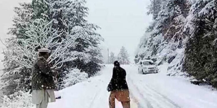 وادیٔ نیلم: موسمِ سرما کی پہلی بارش اور برفباری سے سردی میں اضافہ