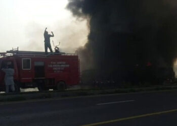 ژوب ٹرک اڈے پر کھڑے آئل ٹینکر اور کوئلے کے ٹرک میں آگ لگ گئی، 16 افراد زخمی