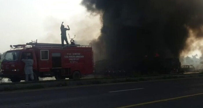 ژوب ٹرک اڈے پر کھڑے آئل ٹینکر اور کوئلے کے ٹرک میں آگ لگ گئی، 16 افراد زخمی