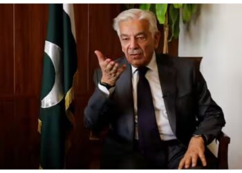 ہم مذاکرات کیلئے تیار ہیں مگرپی ٹی آئی گالیاں دیتی ہے: خواجہ آصف