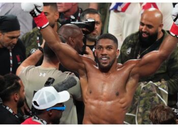 نامور برطانوی باکسر کی گاڑی راستے میں کھڑے ٹرک سے ٹکرا گئی، 2 افراد ہلاک