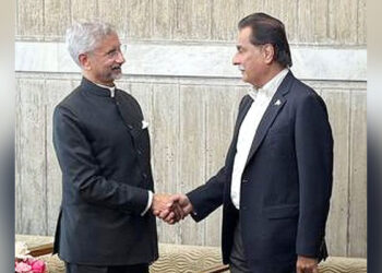 بھارتی وزیر خارجہ کی ڈھاکا میں اسپیکر قومی اسمبلی سے ملاقات، مصافحہ بھی کیا