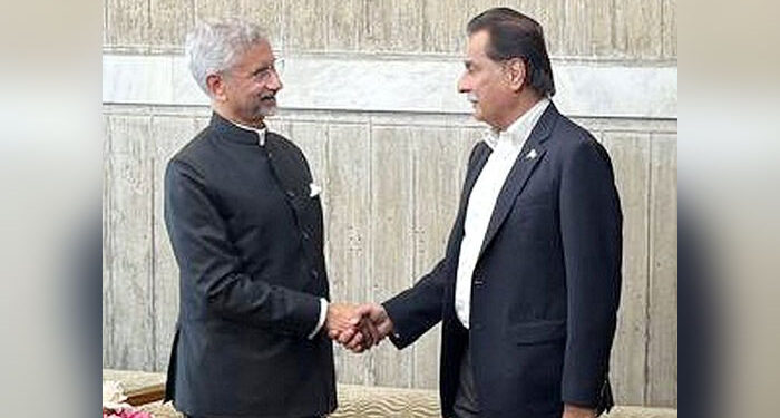 بھارتی وزیر خارجہ کی ڈھاکا میں اسپیکر قومی اسمبلی سے ملاقات، مصافحہ بھی کیا