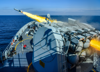 پاک بحریہ کا فضا تک مار کرنے والے میزائل کے فائر پاورکا شاندار مظاہرہ