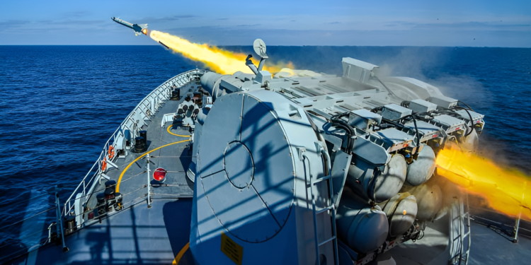 پاک بحریہ کا فضا تک مار کرنے والے میزائل کے فائر پاورکا شاندار مظاہرہ