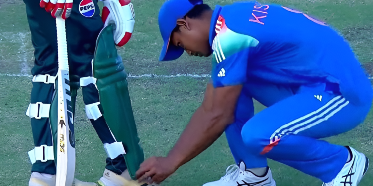 انڈر 19ایشیاکپ/ بی سی سی آئی کی ہٹ دھرمی کے باوجود بھارتی کرکٹرکا اسپورٹس مین شپ کا مظاہرہ